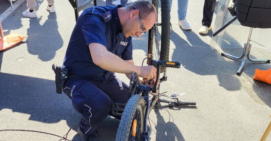 zdjęcie: Policjanci znakowali rowery na festynie / fot. KPP w Nakle nad Notecią
