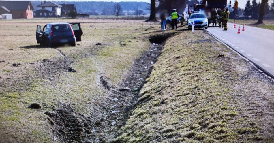 zdjęcie: Wypadek na drodze W618 w Wielątkach Rosochatych, kierowca uciekł / fot. KPP w Wyszkowie W618- Wielątki Rosochate - wypadek drogowy