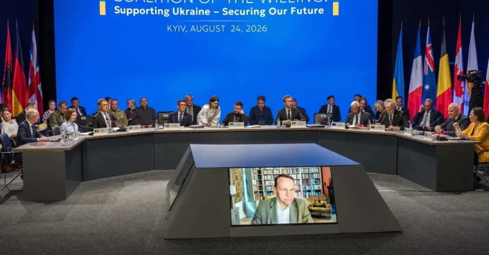 zdjęcie: Sikorski: jeśli Putin nie złamie Ukraińców tej zimy, to powstaną warunki do zawieszenia broni / Kijów, Ukraina, 24.08.2026. Wicepremier i minister spraw zagranicznych RP Radosław Sikorski (na ekranie) podczas spotkania „Koalicji chętnych” w Kijowie, 24 bm. 24 sierpnia 1991 Rada Najwyższa przyjęła Akt Niepodległości Ukrainy. (sko) PAP/Vladyslav Musiienko