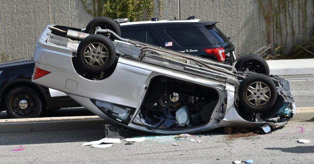 Samochód dachował w kanale wypełnionym wodą; dwie osoby zginęły