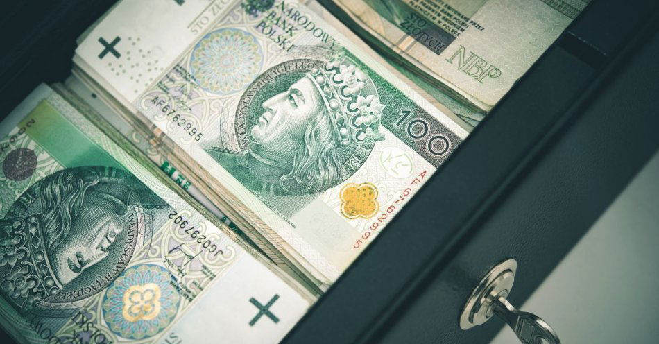 zdjęcie: Oszukany na pracownika banku, stracił 50 000 złotych / v24517252