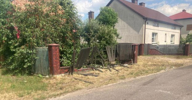 Wystrzeliła opona i pojazd dachował. Pasażer w szpitalu.