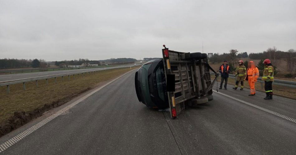 zdjęcie: Zderzenie lawety z pojazdem służby drogowej / fot. KPP Ryki