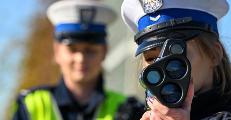 zdjęcie: W związku z długim weekendem na drogach więcej policji; będą kontrole prędkości i trzeźwości / fot. PAP