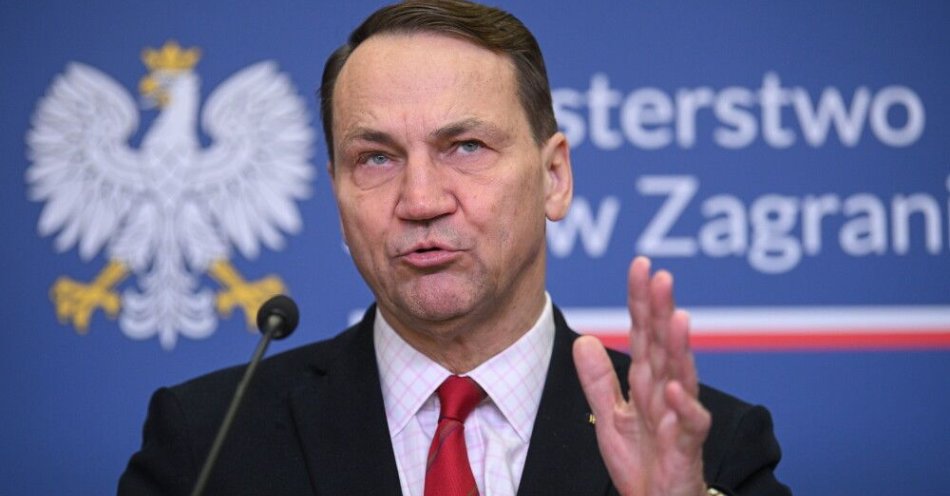 zdjęcie: Szef MSZ: słowa Trumpa o NATO powinniśmy traktować ewentualnościowo i poważnie / Warszawa, 08.03.2026. Wicepremier, minister spraw zagranicznych Radosław Sikorski podczas wspólnej konferencji prasowej po spotkaniu Zespołu Koordynacyjnego ds. sytuacji na Bliskim Wschodzie, 8 bm. w siedzibie MSZ Warszawie. (sko) PAP/Marcin Obara