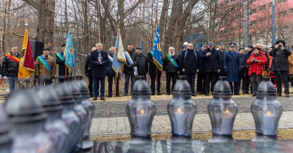 zdjęcie: W 17. rocznicę katastrofy hali MTK kwiaty i znicze przed pomnikiem ofiar / fot. PAP