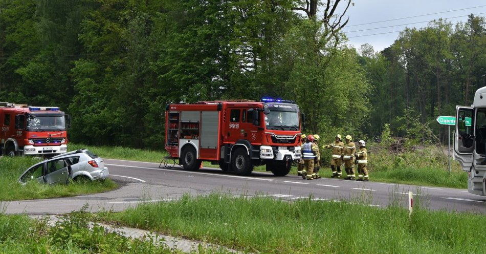 zdjęcie: Wypadek z udziałem czterech pojazdów w Dąbrowie Tarnawackiej / fot. KPP Tomaszów Lubelski