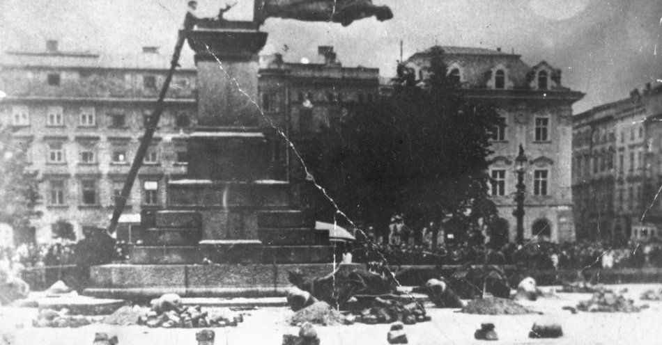 zdjęcie: 85 lat temu Niemcy zniszczyli pomnik Adama Mickiewicza w Krakowie / fot. PAP