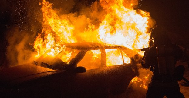 Pożar w podziemnym garażu - spłonęły dwa auta; ewakuacja mieszkańców bloku