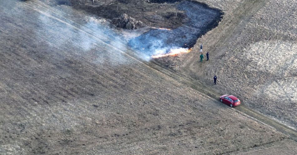 zdjęcie: Gorlicka policja walczy z wypalaniem traw. Drony w akcji / fot. KMP w Gorlicach
