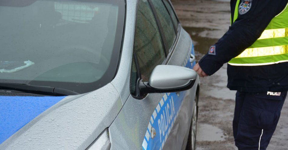 zdjęcie: 23-latek jechał przez miasto prawie 90 km/h, a w bagażniku, poza obowiązkowym wyposażeniem, przewoził kolegę. / fot. KMP Suwałki