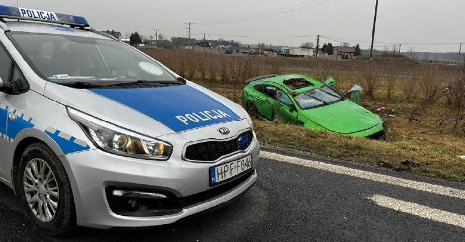 zdjęcie: Nietrzeźwy kierowca stracił panowanie nad pojazdem i dachował / fot. KPP w Kutnie