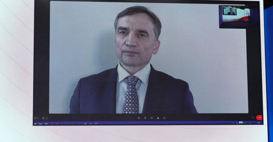 zdjęcie: Łódź: Zbigniew Ziobro może stracić pozwolenie na broń / Warszawa, 05.12.2025. Zdalne oświadczenie posła Prawa i Sprawiedliwości Zbigniewa Ziobry (na ekranie) w siedzibie ugrupowania przy ul. Nowogrodzkiej w Warszawie, 5 bm. (jm) PAP/Albert Zawada
