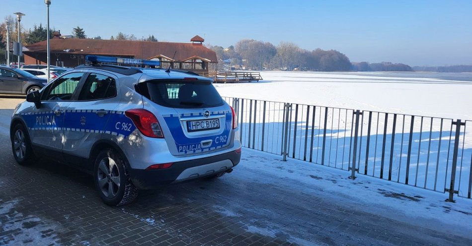 zdjęcie: Sępoleńscy policjanci przestrzegają przed wchodzeniem na niebezpieczny lód / fot. KPP Sępólno Krajeńskie