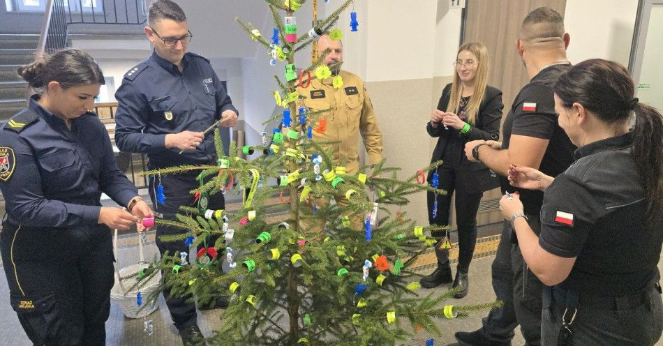 zdjęcie: Odblaskowa choinka w lubańskiej komendzie ratuje życie / fot. KPP w Lubaniu