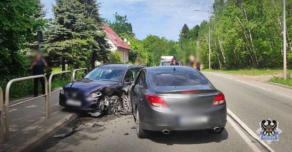 zdjęcie: Przysnął za kierownicą i doprowadził do czołowego zderzenia się dwóch pojazdów. Na szczęście nikomu nic się nie stało / fot. KMP w Wałbrzychu