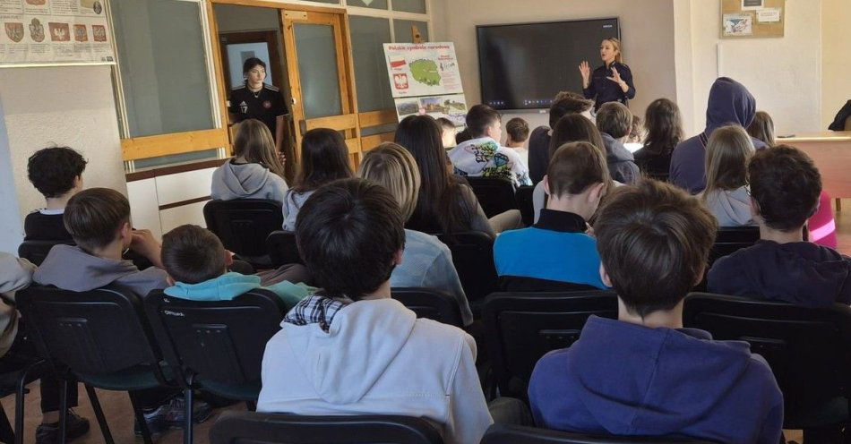 zdjęcie: Profilaktyka w SP17: policjanci rozmawiają z młodzieżą / fot. KMP w Koszalinie