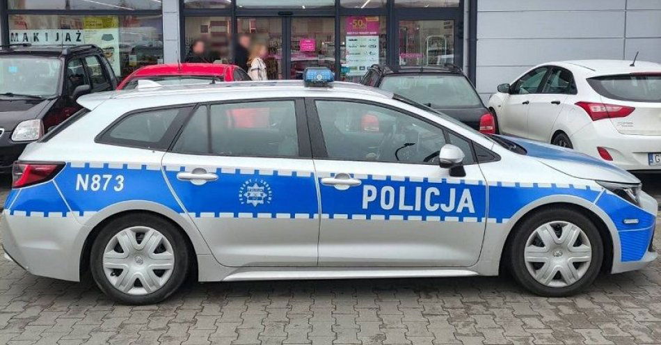 zdjęcie: Ukradł tusz do rzęs i w nogi. Traf chciał, że pod drogerię podjechali w tym czasie policjanci / fot. KPP w Lęborku
