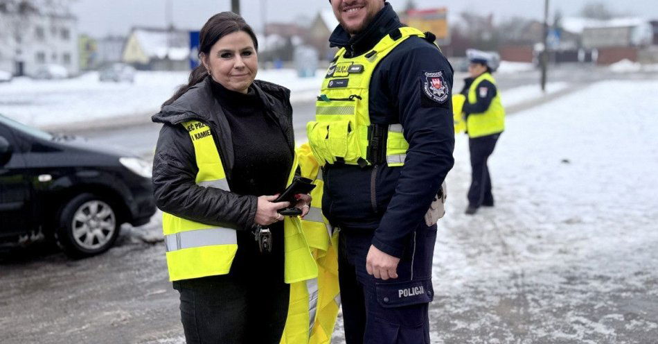 zdjęcie: Odblaski ratują życie: policjanci rozdawali kamizelki / fot. KPP Chodzież