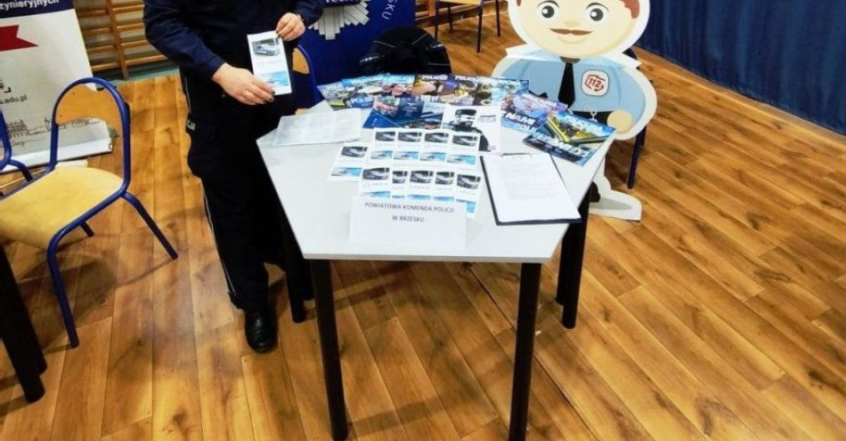 zdjęcie: Brzescy policjanci zachęcali do służby na Szkolnych Dniach Kariery / fot. KMP w Brzesku