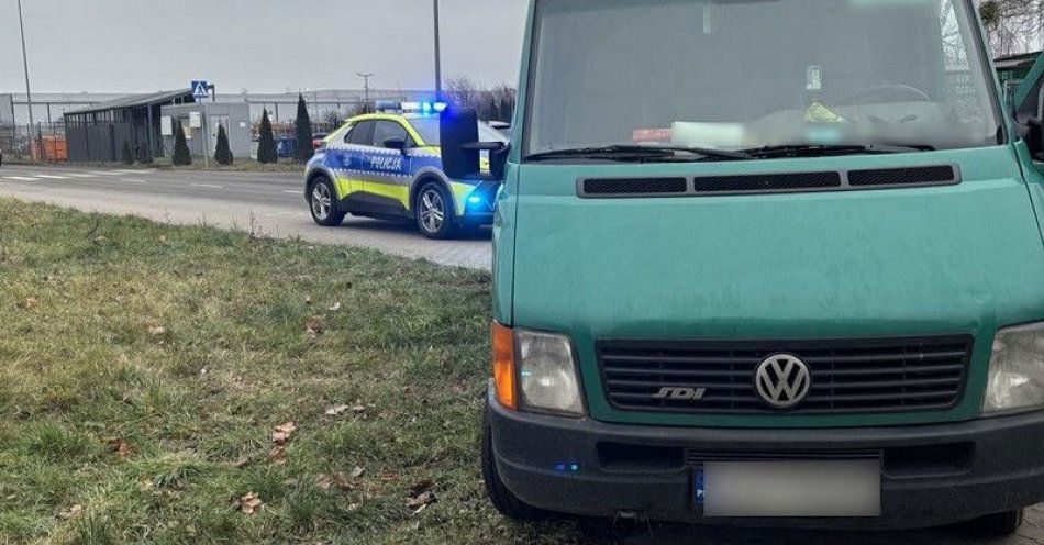 zdjęcie: Wypadła z jadącego samochodu przez niezapięte pasy / fot. KPP w Lęborku