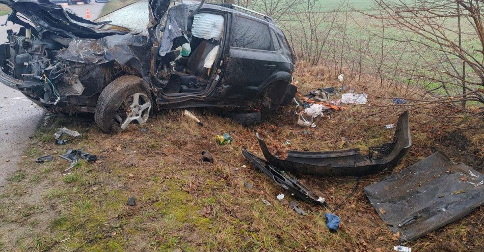 zdjęcie: Kierowca 46 lat ranny po wjechaniu do rowu w Łopacinie / fot. KPP w Ciechanowie Zdarzenie drogowe w Łopacinie