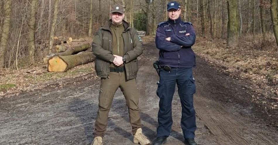 zdjęcie: Wspólny patrol niemczańskiego dzielnicowego z funkcjonariuszem Państwowej Straży Leśnej / fot. KPP w Dzierżonowie