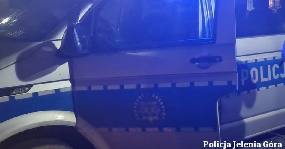 zdjęcie: Jeleniogórscy policjanci uratowali życie młodemu mężczyźnie / fot. KMP w Jeleniej Górze