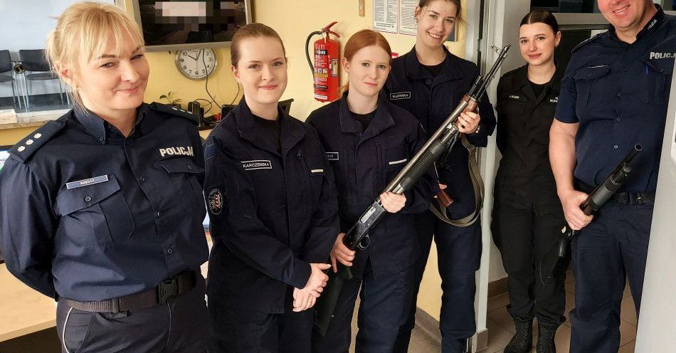 zdjęcie: Uczennice klas mundurowych poznały pracę policji w Koluszkach / fot. KPP łódzkiego wschodniego