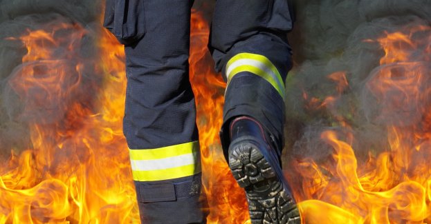 W pożarze domu zginęła jego mieszkanka, a strażak został przewieziony do szpitala