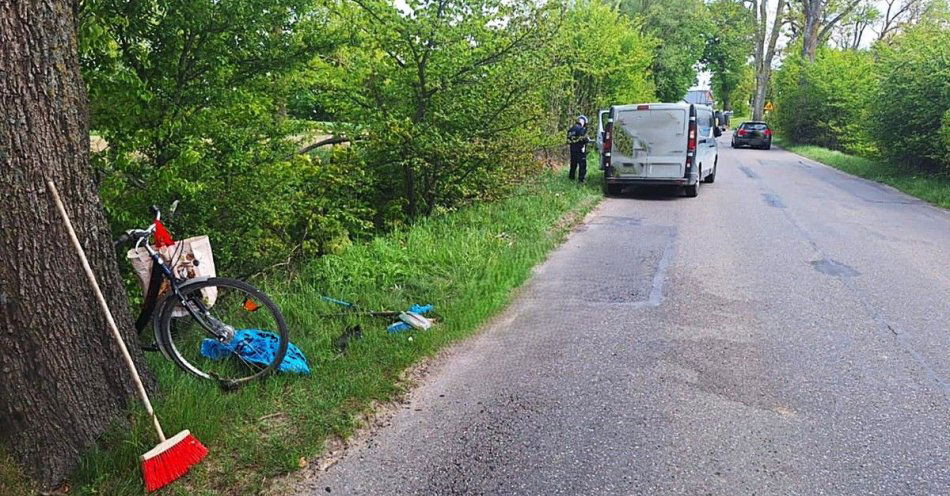 zdjęcie: Policjanci pracowali na miejscu wypadku w Chwarzenku - apel o ostrożność na drodze / fot. KPP w Kościerzynie