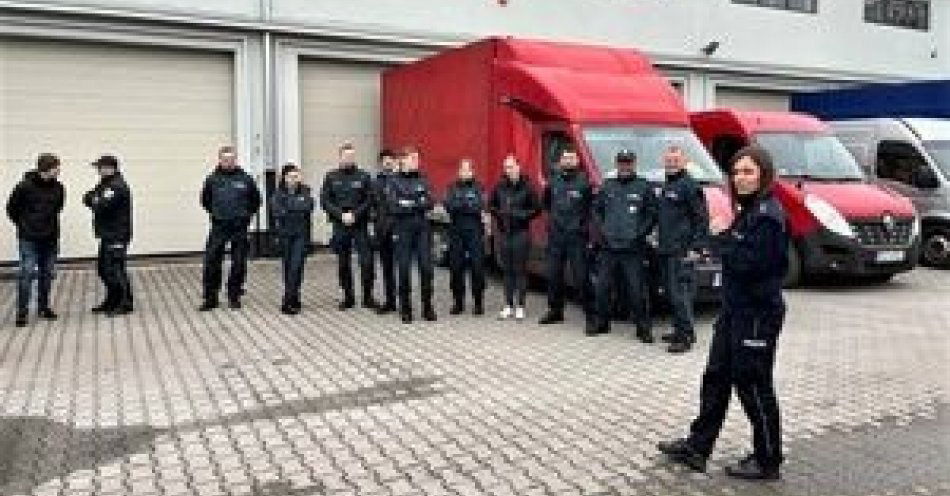 zdjęcie: Policjanci wrocławskiej drogówki szkolili funkcjonariuszy Służby Celno-Skarbowej / fot. KMP w Wrocławiu