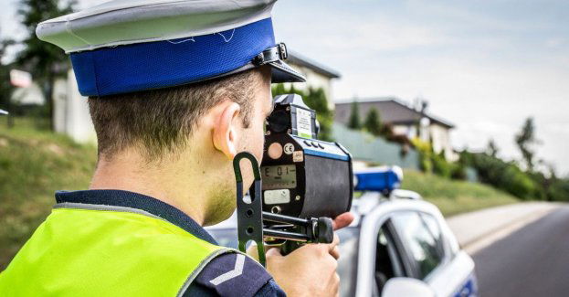 Minęła patrol i gwałtownie przyspieszyła