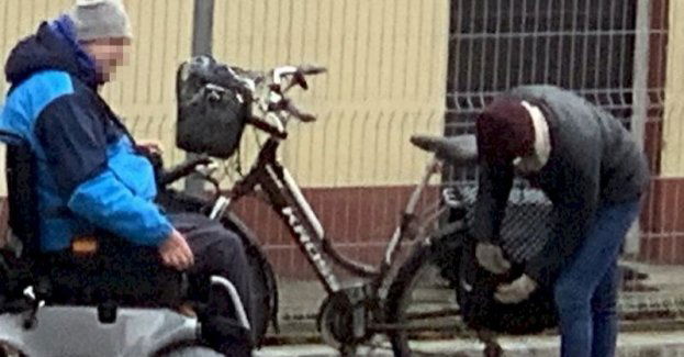 Puccy dzielnicowi pomogli mężczyźnie na wózku, który uległ awarii