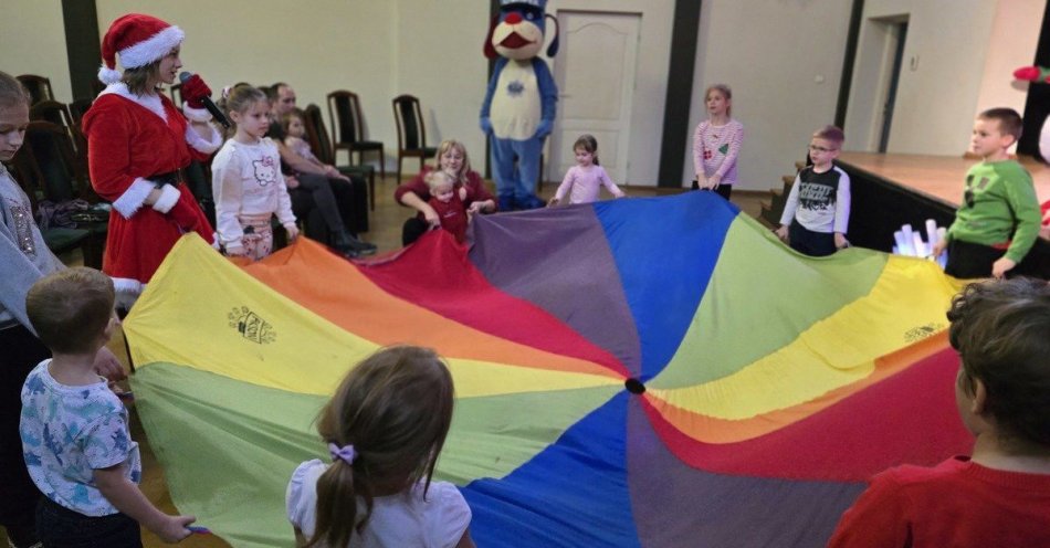 zdjęcie: Mikołaj i policjanci odwiedzili dzieci w dzielnicy Zdrój / fot. KMP w Jastrzębiu Zdroju