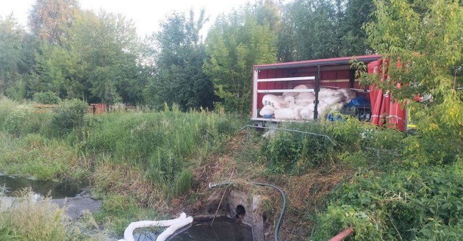 zdjęcie: Odpowiedzą za wylanie ropopochodnych odpadów do studzienki burzowej / fot. KMP Biała Podlaska