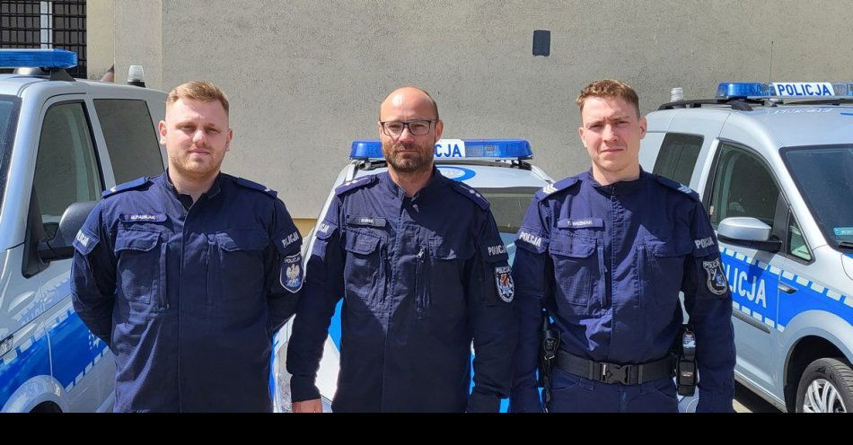 zdjęcie: Radziejowscy policjanci uratowali chłopca ze stawu / fot. KPP w Radziejowie