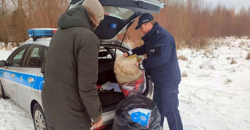 zdjęcie: Są w trudnej sytuacji życiowej, nie mają dachu nad głową - mogą liczyć na pomoc policjantów. Otrzymali od nich ciepłą odzież i koce. / fot. KMP w Koszalinie