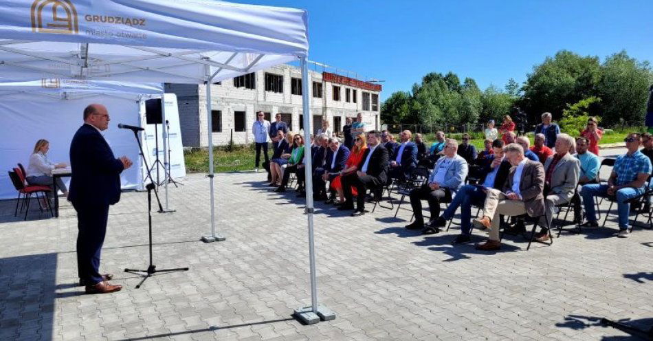 zdjęcie: Podpisanie umów na budowę drogi i hali / fot. UM Grudziądz