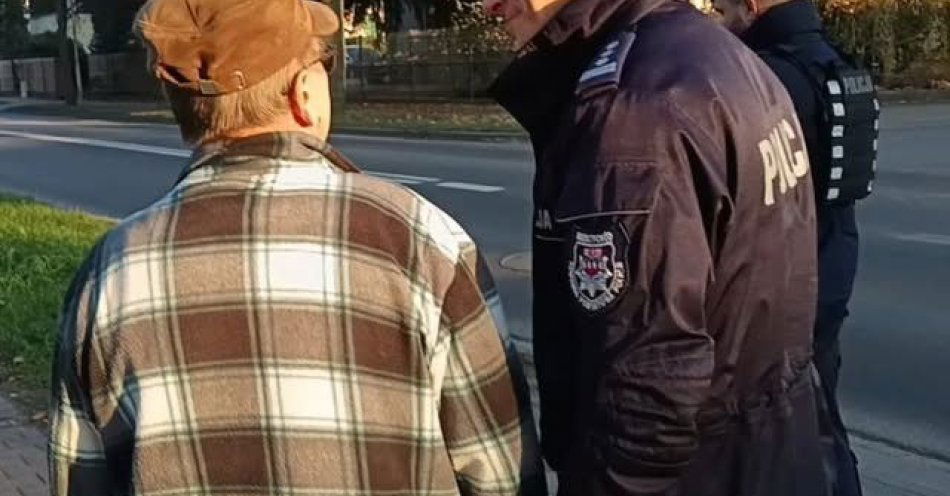 zdjęcie: Komendant wyrusza na patrole piesze po Chrzypsku Wielkim / fot. KPP Międzychód