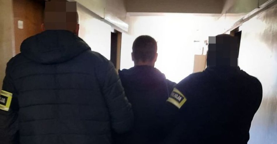 zdjęcie: Ukrywał się przed policjantami, dopóki nie przestraszył się wyważenia drzwi / fot. KPP Puławy