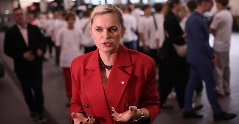 zdjęcie: Nowacka o raporcie dot. prac domowych: pozytywny efekt zmian, młodzież ma więcej czasu / Janki, 03.10.2025. Minister edukacji Barbara Nowacka podczas konferencji prasowej w siedzibie Mercedesa w Jankach pod Warszawą, dot. współpracy przy realizacji pierwszego w Polsce programu nauki zawodu technik elektromobilności, 3 bm. (ls/mgut) PAP/Leszek Szymański