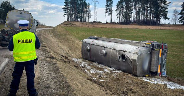 Nietrzeźwy kierowca cysterny z mlekiem wpadł przez uszkodzone koło