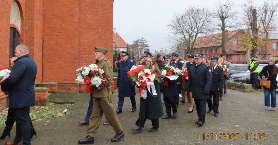 zdjęcie: Policjanci ze Świecia uczcili 107 rocznicę odzyskania niepodległości / fot. KPP w Świeciu