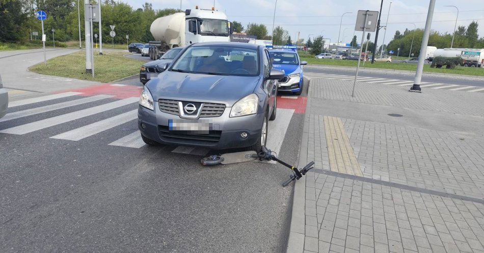 zdjęcie: Potrącił 14 latkę jadącą hulajnogą elektryczną po przejeździe dla rowerów / fot. KMP Chełm