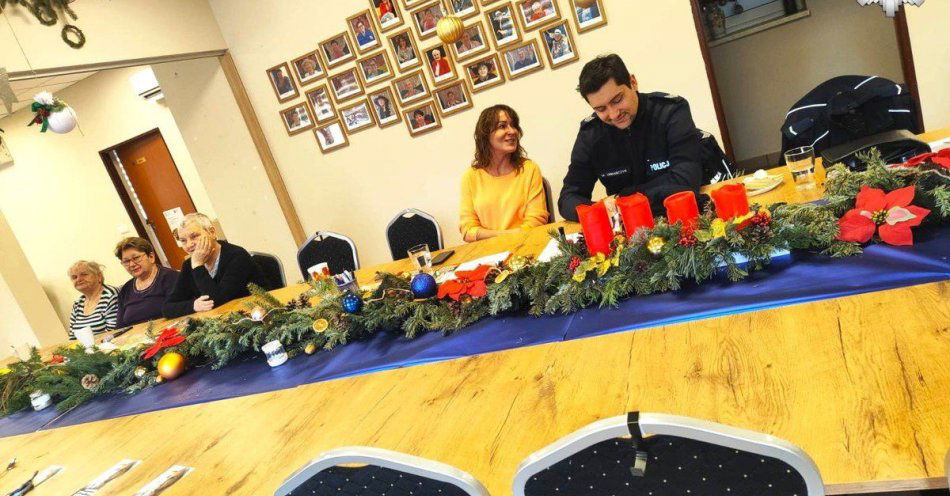 zdjęcie: Dzielnicowy przestrzega przed przemocą wobec seniorów / fot. KPP w Bieruniu