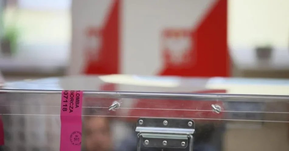 zdjęcie: Sondaż Social Changes dla Interii: KO - 29 proc., PiS - 25 proc., Konfederacja - 13 proc. / Warszawa, 15.10.2023. Wybory parlamentarne 2023. Plomba zabezpieczająca na urnie wyborczej w lokalu wyborczym w Szkole Podstawowej nr 310 w Warszawie, 15 bm. Trwa głosowanie w wyborach parlamentarnych i towarzyszącym im referendum. Do jego zakończenia obowiązuje cisza wyborcza i referendalna. (ls/doro) PAP/Leszek Szymański