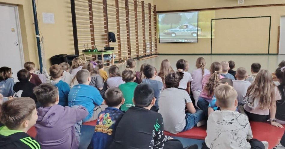 zdjęcie: Policjantki uczą dzieci zasad bezpieczeństwa na drodze / fot. KMP w Radomiu
