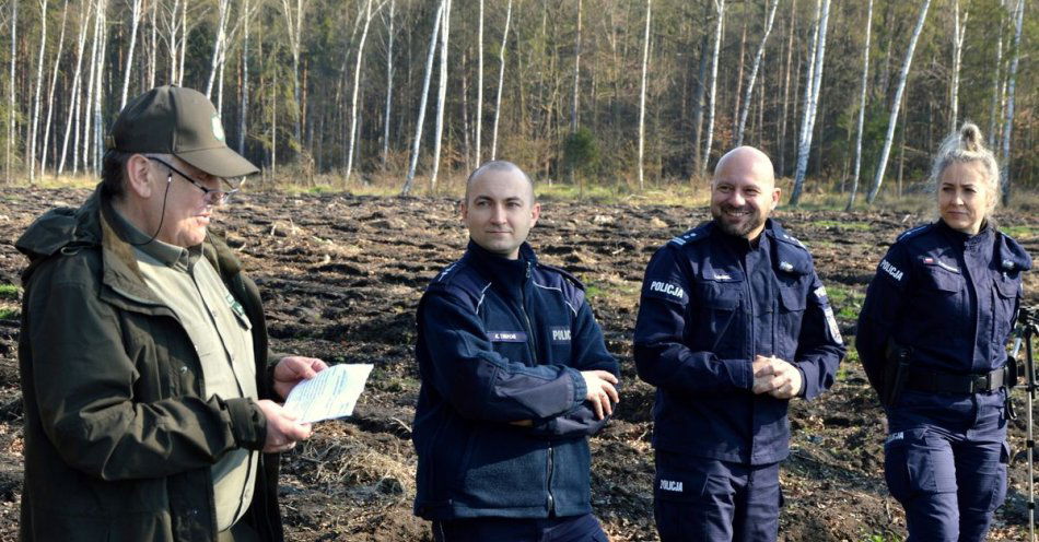 zdjęcie: Kluczborscy policjanci włączyli się w sadzenie lasu / fot. KPP Kluczbork