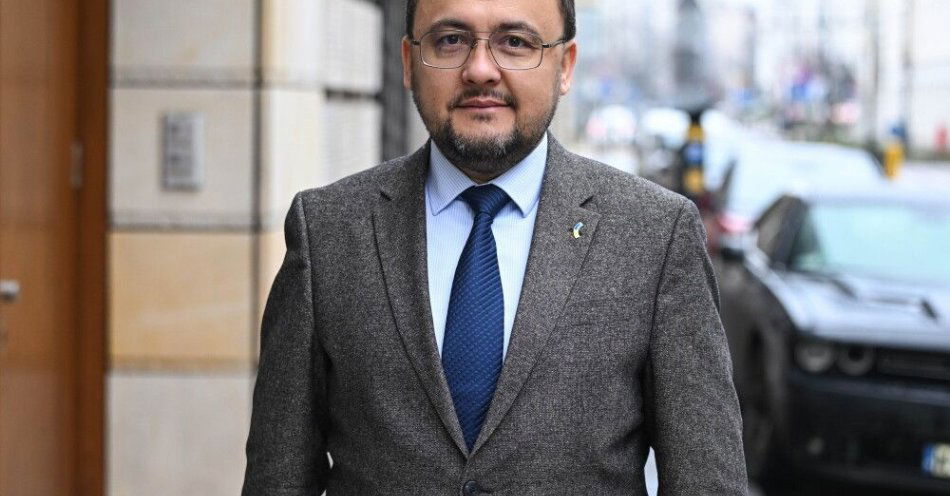 zdjęcie: Ambasador Ukrainy w Polsce: nigdy nie oddamy Rosji terytorium / Warszawa, 29.12.2025. Ambasador Ukrainy w Polsce Wasyl Bodnar przed siedzibą Polskiej Agencji Prasowej w Warszawie, 29 bm. Wasyl Bodnar był gościem Studia PAP. (aldg) PAP/Radek Pietruszka